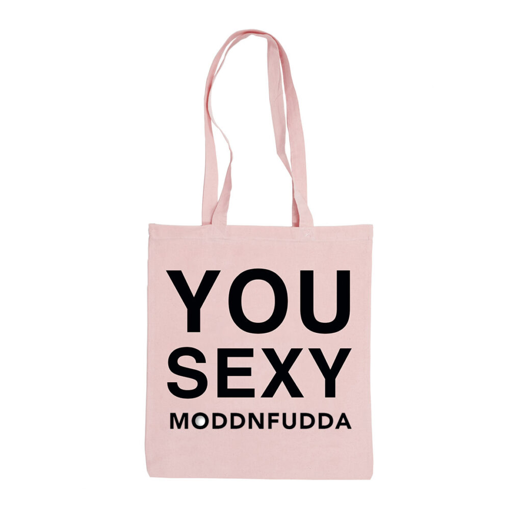 Rosafarbene Stofftasche des Ökolabels Moddnfudda. Auf der Tasche steht in schwarzer Schrift "YOU SEXY MODDNFUDDA"